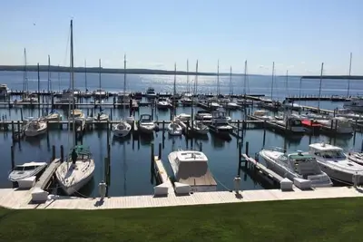 Image de The Boat House Ii: Condo confortable. Vue imprenable sur le lac Charlevoix. Ville / plage / piscine
