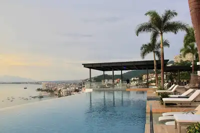 Image de Sayan Beach - Luxueux nouveau condo en bord de mer - 8 personnes