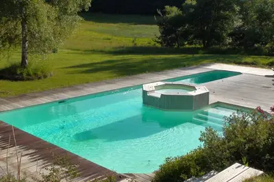 Image de Demeure de 1850 entièrement rénovée avec piscine chauffée couverte