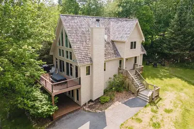 Image de Out of Bounds - Ski-In / Ski-Out Home avec bain à remous et foyer