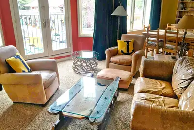 Image de À droite sur la rue Main Jacuzzi. Couple de blocs à Marina. Garage. Bus gratuit. Vues.