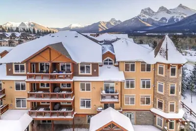Image de Condo de luxe amélioré | Balcon privé + bains à remous extérieurs partagés