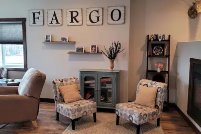 Image de Penthouse au coeur du centre-ville de Fargo avec terrasse privée sur le toit