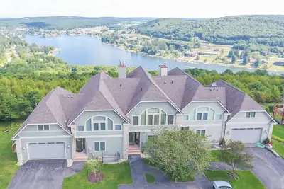 Image de Duck Duck Moose - Townhome Animaux acceptés avec vue panoramique sur le lac de montagne