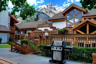 Image de Rustique Budget Banff Condo avec foyer | Accès à 2 bains à remous!