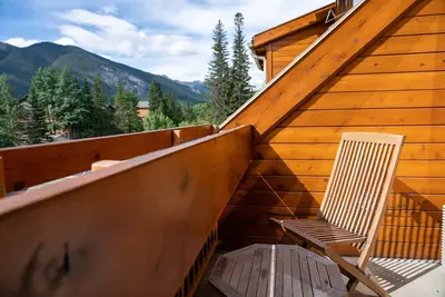 Image de Suite Rockies Deluxe + Deluxe avec Loft | tremper dans les piscines chaudes de la grotte!