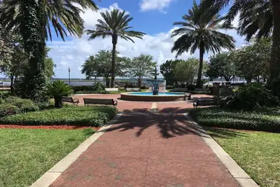 Image de Pelican's Perch, situé dans le centre historique de St. Marys Ga. 1 chambre à coucher / 1 salle de bain