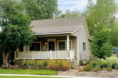 Image de Cozy, bien équipée Maison 4 blocs du centre-ville.