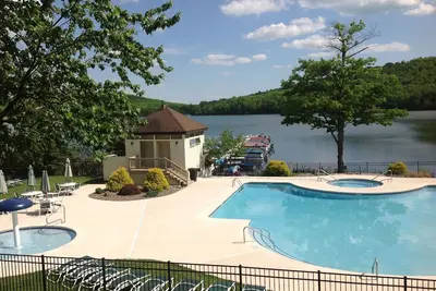 Image de Condo Big Boulder Lake Front / WiFi gratuit et parking / Piscine / Jacuzzi / Cheminée / Grill