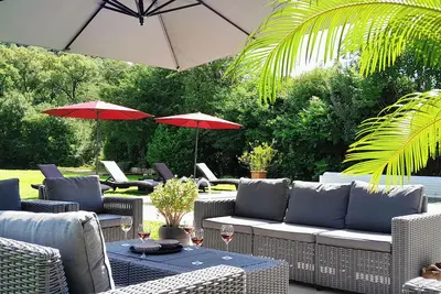 Image de Gîte de standing en bordure de rivière dans un village médiéval classé.