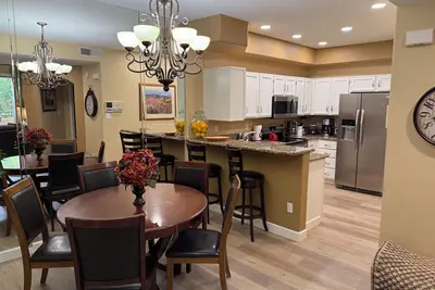 Image de Le plus grand entièrement rénové 2 ch. plus mezzanine, 2 salles de bain, piscine, Gated, Tennis