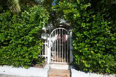 Image de Maison avec piscine chauffée tropicale dans une ville amusante au bord de la plage pour 8 personnes