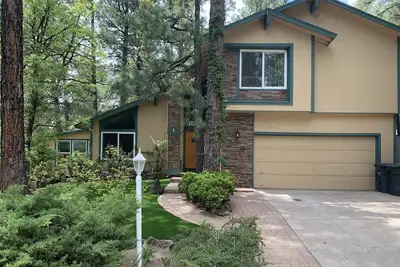 Image de Harris Home, une maison de montagne récemment rénovée avec un spa intérieur dans les pins.