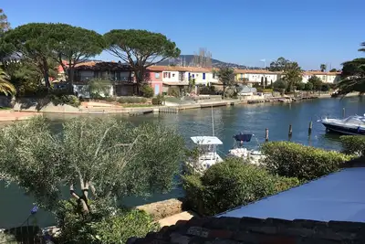 Image de Rare, maison de pêcheur avec 2 chambres, grande terrasse et amarrage.