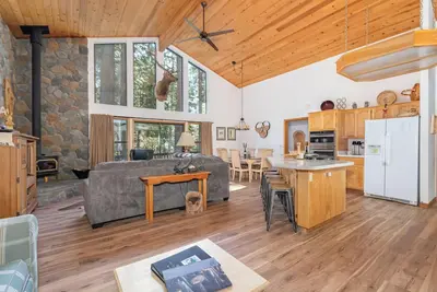 Image de Classy Mountain Chalet Ă Blue Lake Springs avec Snowflake Lodge et Sequoia Woods Country Club Access! 3bd 3ba One Level Home!