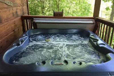 Image de Isolé! Privé! Venez Lazy Bear pour obtenir loin de tout! Grand bain à remous!