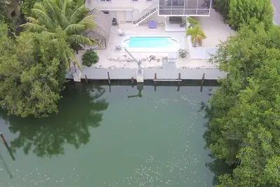 Image de Waterfront Oasis Location hebdomadaire légale * Piscine chauffée / réfrigérée * Mins2Beach *