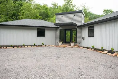 Image de Maison neuve de plain-pied avec terrasse et ruisseau