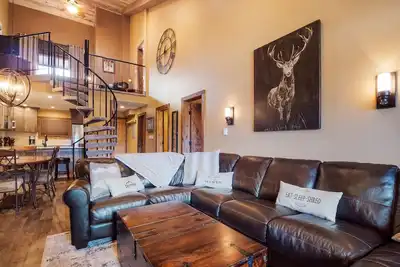 Image de 2018 remodeler! Condo familial et convivial à 2 pâtés de maisons de Main St - 2 suites king master