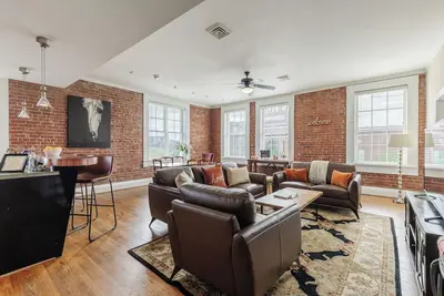 Image de 1/2 pâté de maisons de la rue Main; 2 chambres, 2 bains. . . marche partout!