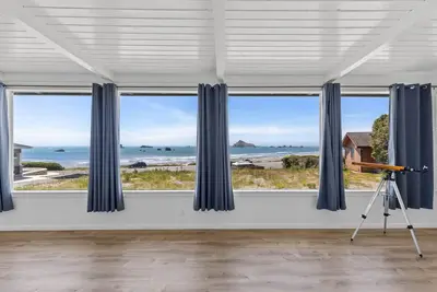 Image de Coastal Cove Beach Bungalow! Promenades sur la plage, observation des baleines, Agate Chasse & More!