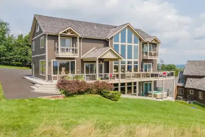 Image de Boulder Creek Lodge- Ski In / Ski out, Accueil Animaux acceptés avec bain à remous et vue sur le lac