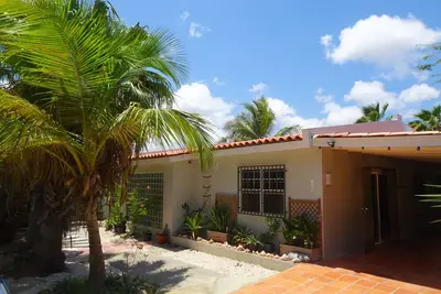 Image de Maison de vacances privée et jardin à proximité du centre, des plages, des sites de plongée et de plongée!