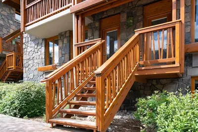 Image de Rockies Cozy échapper avec accès aux piscines chaudes Grotto | Près du centre-ville!