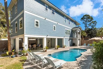 Image de Nouvelle construction! Grande maison, piscine privée, divertissements en plein air et suites de maître multiples