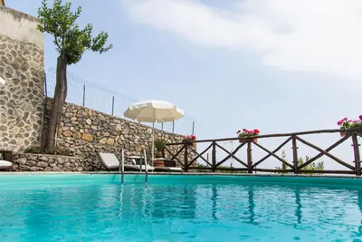 Image de Villa avec piscine et beau giardin
