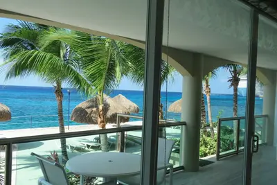 Image de Front de mer des Caraïbes, condo familial de 2 chambres, 1 blk aux restaurants et magasins