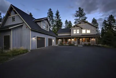 Image de Suncadia Nelson Preserve Farmhouse Cabin avec grand foyer et bain à remous