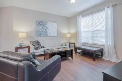 Image de Énorme condo de coin avec vue sur le lac près de tous les parcs. 8 personnes. Marche jusqu'au centre de convention