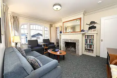 Cute Upper Half of Duplex Home, Près de la plage, Wifi