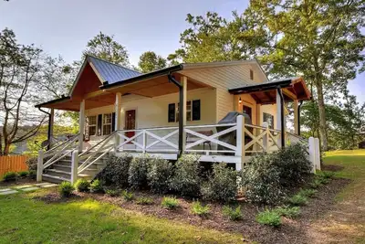 Image de Lit king, Sauna, Hot Tub, Putting Green Venez profiter de votre week-end!