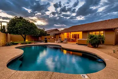 Image de Piscine privée, asseyez-vous et détendez-vous, profitez des entraînements de printemps, de la Pga et du football!