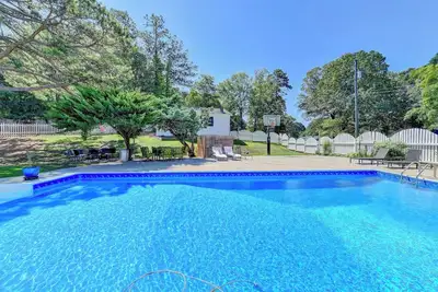 Image de Éclectique et cool! Cœur de Suwanee. 1 acre avec piscine privée et bien plus encore!