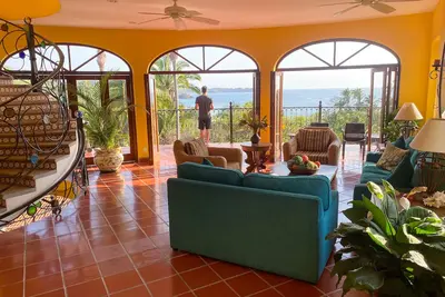 Image de La Grande Maison Ă Villa de Vistas - gracieuse, spacieuse, avec une vue imprenable.