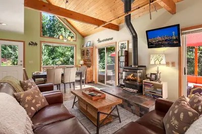 Image de Mt Baker \"Eh\" Cadre! 6 prs. Jacuzzi! 3bd2bth! Wifi! Très grand lit! Chargeur Ev! *****