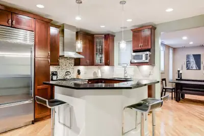 Image de Superbe maison unifamiliale de Lincoln Park avec une fantastique salle de jeux