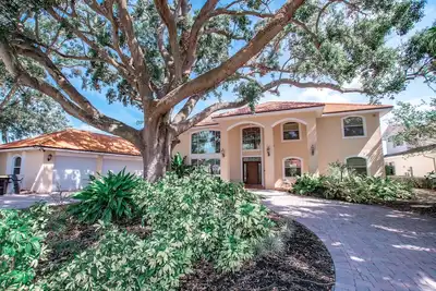 Image de Le début de l'automne apporte des prix spéciaux. Lacs, piscine et une belle maison. Viens voir! !