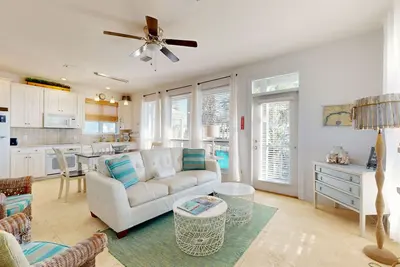 Image de Condo au bord du lac avec vue sur l'eau / la plage et une piscine partagée!