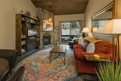 Image de Condo abordable - Piscine chauffée - Navette de ski gratuite - 4e nuit gratuite