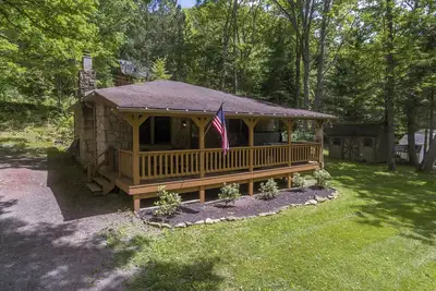Image de Cozy Cottage - Cabane acceptant les animaux de compagnie avec bain à remous, foyer et grill