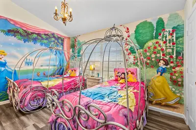 Image de Le petit château d'Ethan: The Princess Crownhouse! Unité d'extrémité pour 6 personnes avec piscine