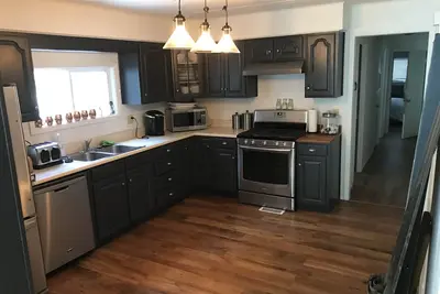 Image de Qui a besoin d'un chalet quand on a un tralet! ! Propre, spacieux, confortable-