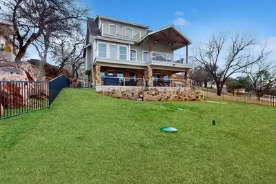 Image de Charmante maison au bord du lac avec vue sur le lac, quai et divertissement!