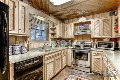 Image de Nell's Getaway: \"Vacances dans cette cabine pittoresque dans les bois! \"
