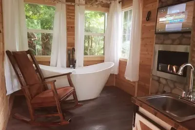 Image de Treehouse Place! Profitez de la forêt et de la faune. Top 10 des cabanes dans les arbres en vedette aux États-Unis!