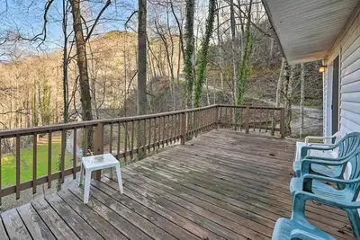 Image de Nouveau! Bryson City Cottage w / Deck-Steps to Creek!